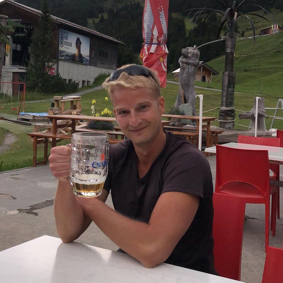 Image of Jesse Groen drinking beer